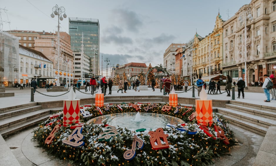 Zagreb, fontana Manduševac božićna dekoracija